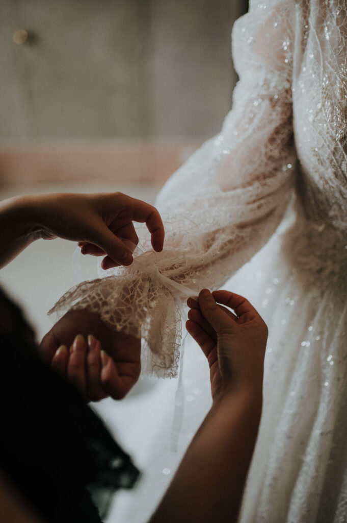 svadobné prípravy obliekania nevesty, detail, svadobný fotograf košice