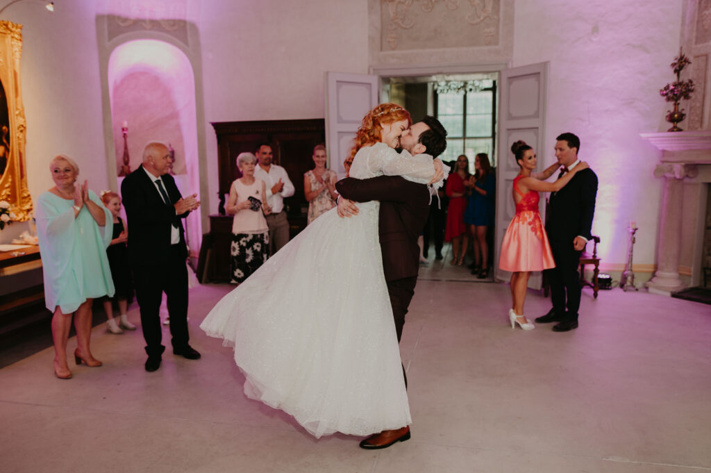emotívny záber svadobného prvého tanca